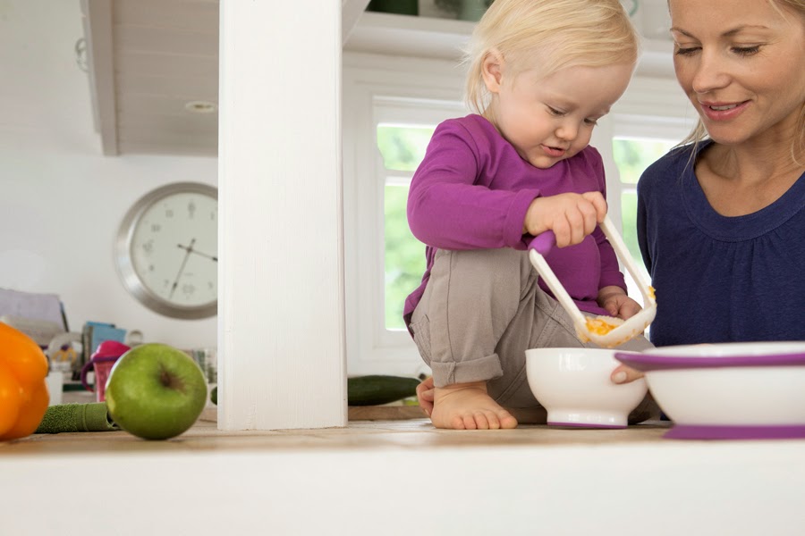 Girl_and_FoodMasher_small