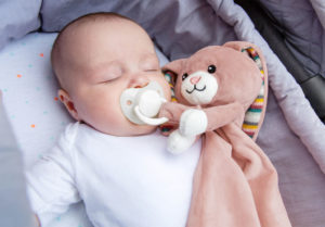 Przytulanka-szumiaca-zdjecie-glowne Szumiąca przytulanka na spokojny sen maluszka